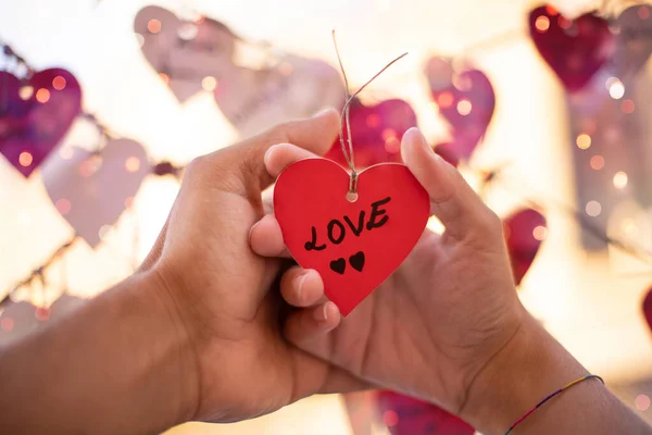 Manos Forma Corazón Para Celebrar Día San Valentín Concepto Amor — Foto de Stock