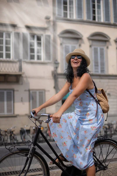 Uma Mulher Bonita Monta Uma Bicicleta Com Vestido Chapéu Palha — Fotografia de Stock
