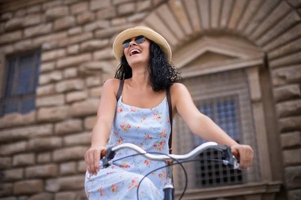 Uma Mulher Bonita Monta Uma Bicicleta Com Vestido Chapéu Palha — Fotografia de Stock