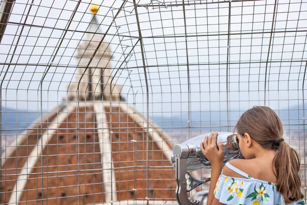 Uma Turista Assistindo Vista Cidade Com Binóculos Telescópio Moeda Operado — Fotografia de Stock