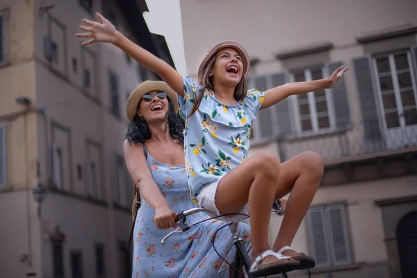 코카서스 어머니와 자전거로 재미를 있는데 소녀가 자전거 손잡이에 휴가와 어머니 — 스톡 사진