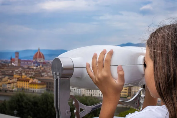 Turistka Sledující Dalekohledem Výhled Město Mince Provozované Binokulární Koncept Slavných — Stock fotografie