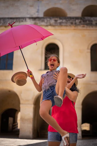 Matka Její Dcera Hrají Ulici Den Matek Koncept Zábavou — Stock fotografie