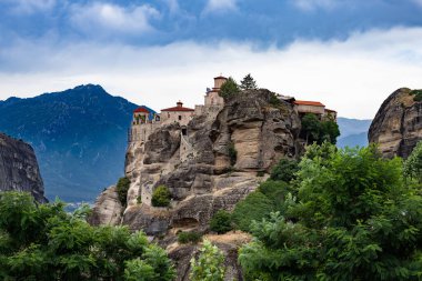 Yunanistan 'ın Meteora kentindeki manastır manzarası harika. Tanrı 'ya şükür. Varlaam Kutsal Manastırı ve Kutsal Üçlemeci Manastırı.