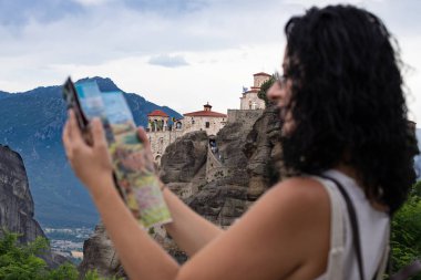Meteora Yunanistan 'daki Kutsal Manastır' da şık bir kadın, Meteora Yunanistan 'da tatil kavramı