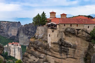 Yunanistan 'ın Meteora kentindeki manastır manzarası harika. Tanrı 'ya şükür. Varlaam Kutsal Manastırı ve Kutsal Üçlemeci Manastırı.