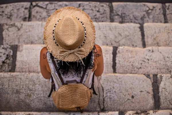 Parte Trás Uma Mulher Sentada Nas Escadas Pedra Com Chapéu — Fotografia de Stock