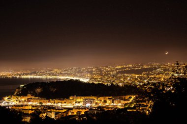 Geceleri güzel Fransa 'nın yıldızlı ve aylı havadan görünüşü. 