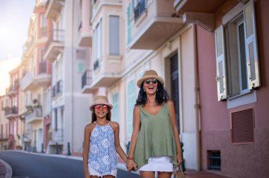 Annesi ve kızı Monte Carlo sokaklarında yürüyor. Aileyle tatil kavramı. 