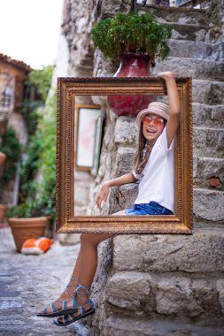Eze, Fransa sokaklarında antik çerçeveli bir kız, çerçeveli tatil kavramı