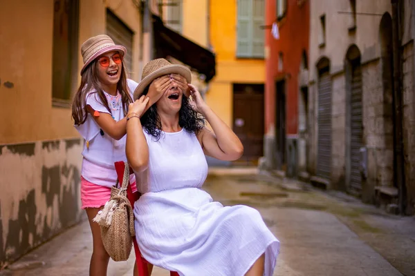 Mother Playing Games Her Daughter Ancient Streets Nice France Joyful — Stock Photo, Image