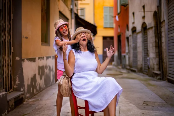 Мать Играет Игры Своей Дочерью Древних Улицах Ниццы Франция Радостная — стоковое фото