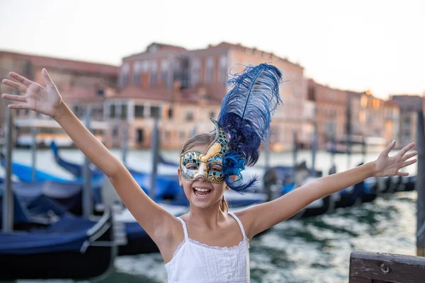 Uma Turista Nas Ruas Veneza Itália Conceito Férias Com Uma — Fotografia de Stock