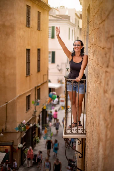 Uma Mulher Acenando Com Mão Varanda — Fotografia de Stock