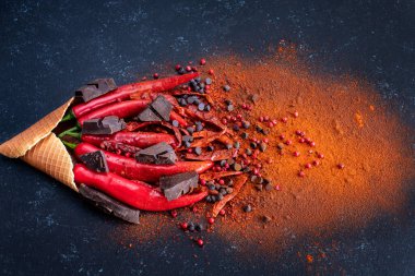 Kırmızı acı biber ve çikolatalı mısırlı dondurma. Sıcak dondurma konsepti. 