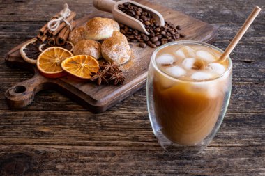 Masanın üzerinde soğuk buzlu kahve. Kurabiyeli sütlü kahve..  