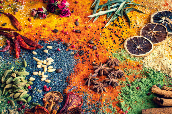 Много разноцветных специй и сухофруктов на столе. Концепция фона со специями
.