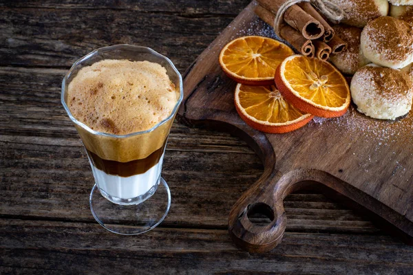 Kallt Iskaffe Bordet Mjölkgrädde Kaffe Serveras Med Kakor — Stockfoto