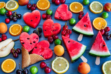 Masada taze meyveli dondurma külahları var. Konide meyveli dondurma var..