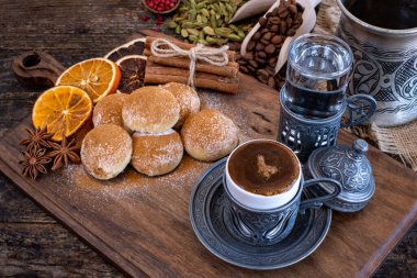 Geleneksel bardakta kahve ve ahşap masada kahve çekirdeği. Kesme tahtasına kahve servisi.. 