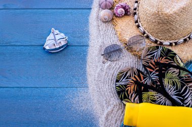 Kumsal kumsalı ve aksesuarları ve yelkenli teknesi. Deniz kabukları ile deniz kenarı konsepti