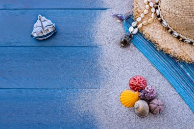 Kumsal kumsalı ve aksesuarları ve yelkenli teknesi. Deniz kabukları ile deniz kenarı konsepti