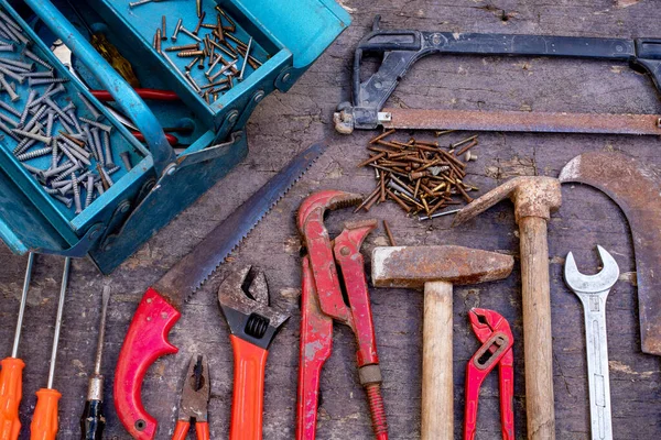 Caixa Ferramentas Com Equipamentos Enferrujados Mesa Usado Velho Conceito Ferramentas — Fotografia de Stock