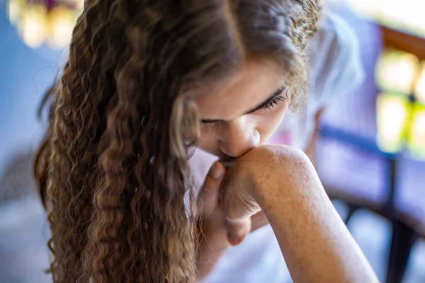 Büyükannelerin elini öpmek. Bayram konseptini kutluyoruz.