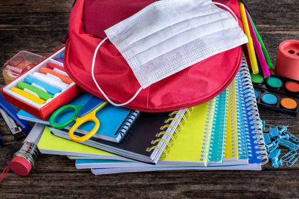 Bolsa Escolar Atrás Vírus Coroa Voltar Conceito Escola Com Máscara — Fotografia de Stock