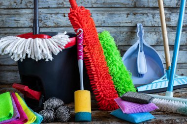 Masadaki plastik şişelerde bir sürü temizlik malzemesi var. Evde ev temizliği kavramı. 