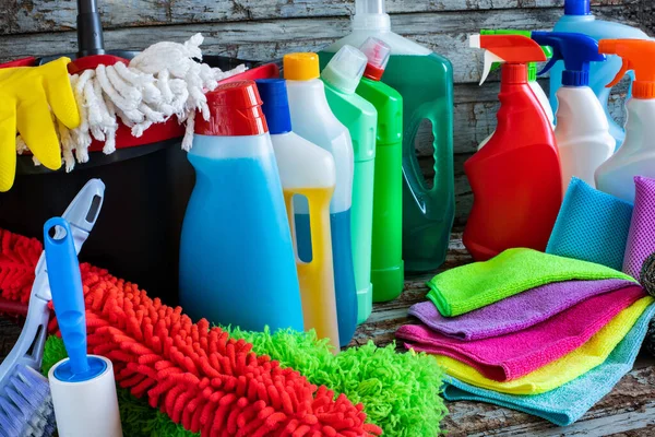 Masadaki plastik şişelerde bir sürü temizlik malzemesi var. Evde ev temizliği kavramı. 