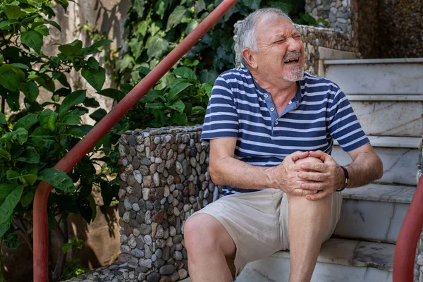 Senior Man Having Pain Sitting Stairs Health Care Concept — Stock Photo, Image