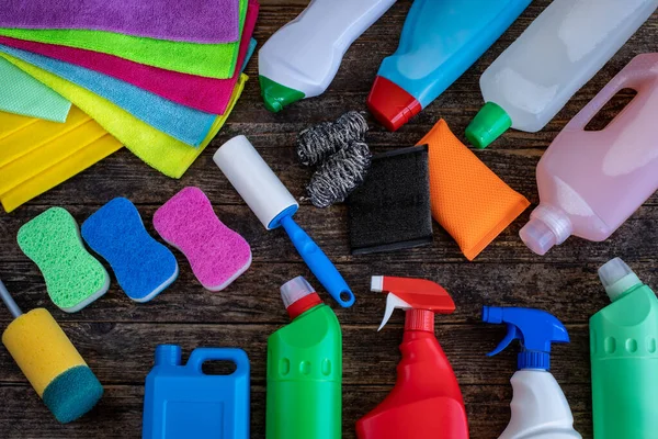 Muchas Botellas Detergente Sobre Mesa Concepto Separación Con Equipos Separación — Foto de Stock