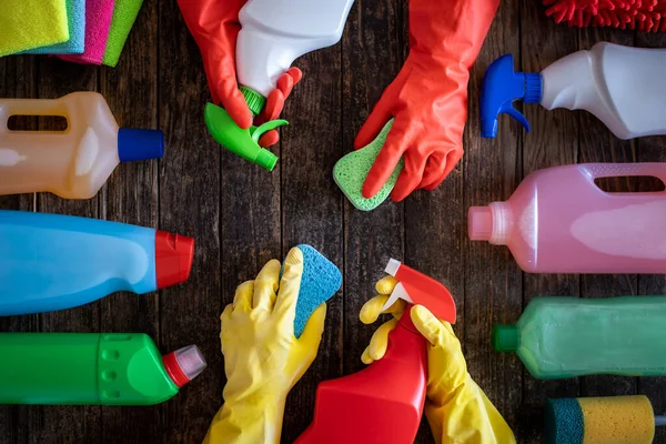 Προϊόντα Καθαρισμού Και Φιάλες Χημικού Απορρυπαντικού Στα Χέρια Νοικοκυρών Σχέδιο — Φωτογραφία Αρχείου