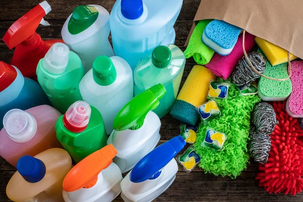 Kese kağıdında deterjan şişeleri var. Deterjanlarla alışveriş konsepti. 