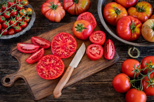 Gran Variedad Tomates Mesa Preparación Salsa Tomate Mostrador Cocina —  Fotos de Stock