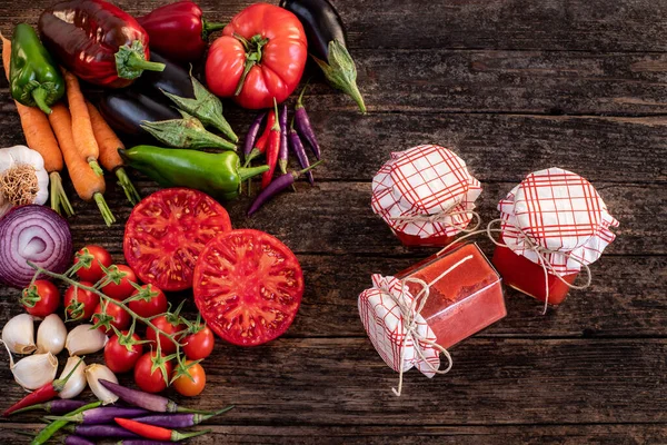 Preparación Salsa Vegetal Como Ajvar Lutenitsa Verduras Mesa Madera —  Fotos de Stock