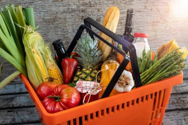 Süpermarketten gelen yiyeceklerle dolu bir alışveriş sepeti. Marketten alışveriş konsepti. 