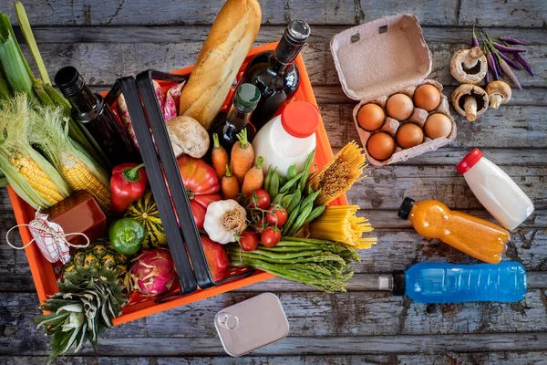 Süpermarketten Gelen Yiyeceklerle Dolu Bir Alışveriş Sepeti Marketten Alışveriş Konsepti — Stok fotoğraf