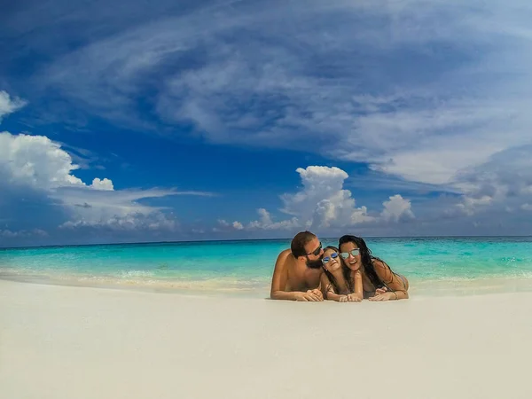 Een Gelukkig Familielid Ligt Het Strand Kijkt Naar Camera Vakantie — Stockfoto