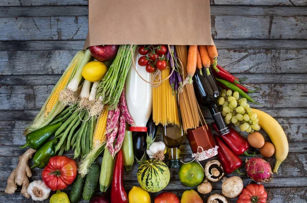 Kese kağıdında taze sebzeler. Üst görünümü olan alışveriş kavramı. 