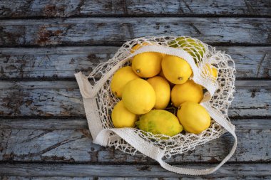 İplik torbasında taze limonlar. Çevre için yeniden kullanılabilir pazar çantası kavramı. 
