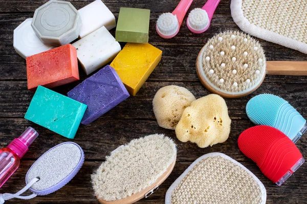 Muitos Tipos Esponjas Banho Mesa Madeira Materiais Cuidados Pessoais Mesa — Fotografia de Stock