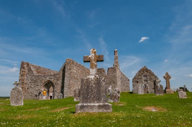 Rovine Manastırı di Clonmacnoise. Uno dei Principali centri religiosi e culturali in Europa, fondato sul fiume Shannon nel 545 dopo Cristo.