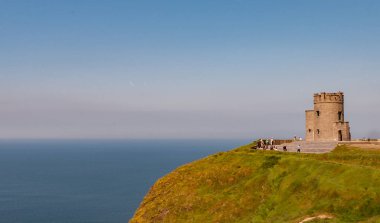 Irlanda, le Scogliere di Moher. Sono empresyonanti e indictive scogliere a picco sul mare sitate vicino al köyggio di Doolin sulla costa occidentale del Clare, contea della β bblica d 'Irlanda