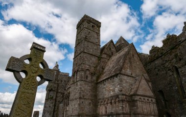 Irlanda, Rocca di Cashel, (Rock of Cashel), conosciuta anche come Rocca di San Patrizio (St. Patrick's Rock) o Cashel dei Re (Cashel of the Kings),  una suggestiva rocca vicina all'abitato di Cashel, nel Tipperary