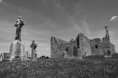 Rovine Manastırı di Clonmacnoise. Uno dei Principali centri religiosi e culturali in Europa, fondato sul fiume Shannon nel 545 dopo Cristo.