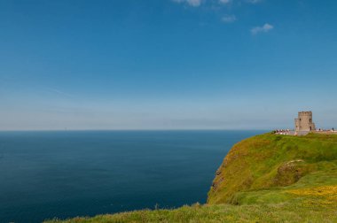 Irlanda, le Scogliere di Moher. Sono empresyonanti e indictive scogliere a picco sul mare sitate vicino al köyggio di Doolin sulla costa occidentale del Clare, contea della β bblica d 'Irlanda