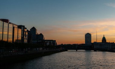 Dublino, Irlanda, spettacolare tramonto estivo sul Liffey nehri