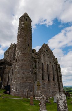 Irlanda, Rocca di Cashel, (Rock of Cashel), conosciuta anche come Rocca di San Patrizio (St. Patrick's Rock) o Cashel dei Re (Cashel of the Kings),  una suggestiva rocca vicina all'abitato di Cashel, nel Tipperary